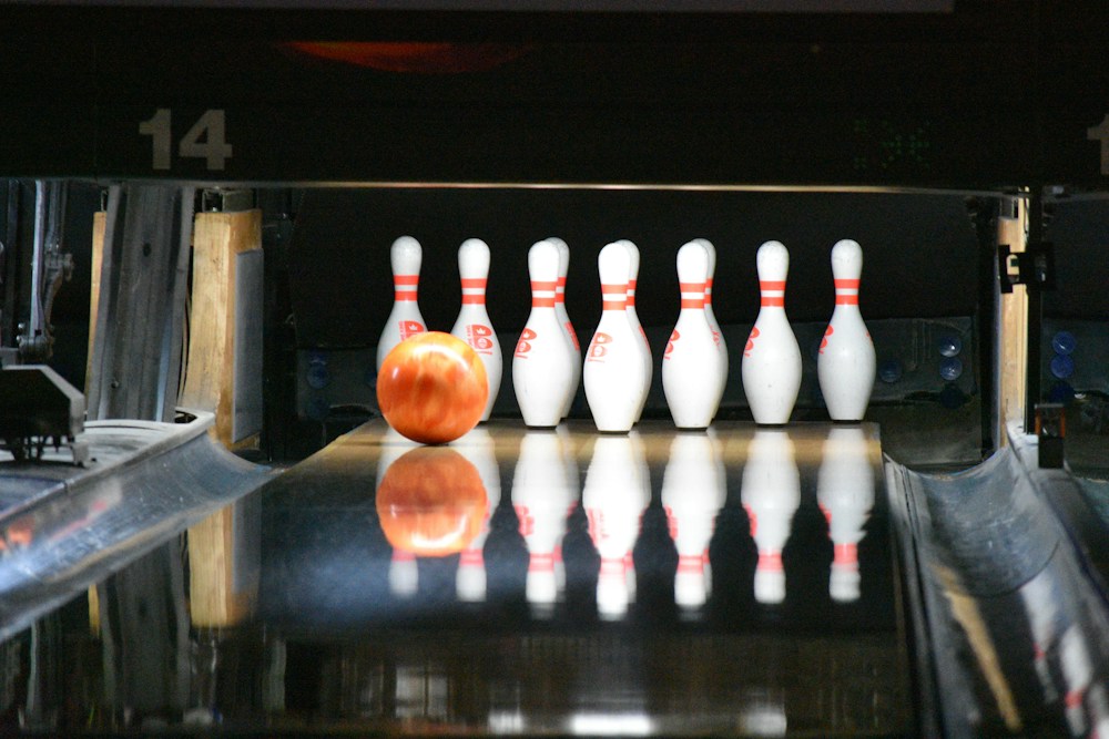 Bowlingová koule a kuželky, ilustrační fotografie
